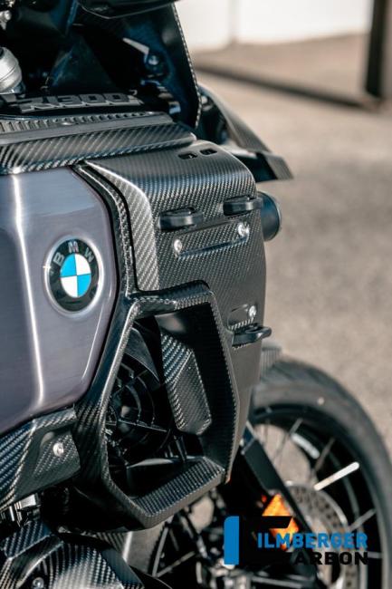 Wasserkühlerabdeckung rechts mit Löchern für den Kofferhalter Carbon matt R 1300 GS Adventure